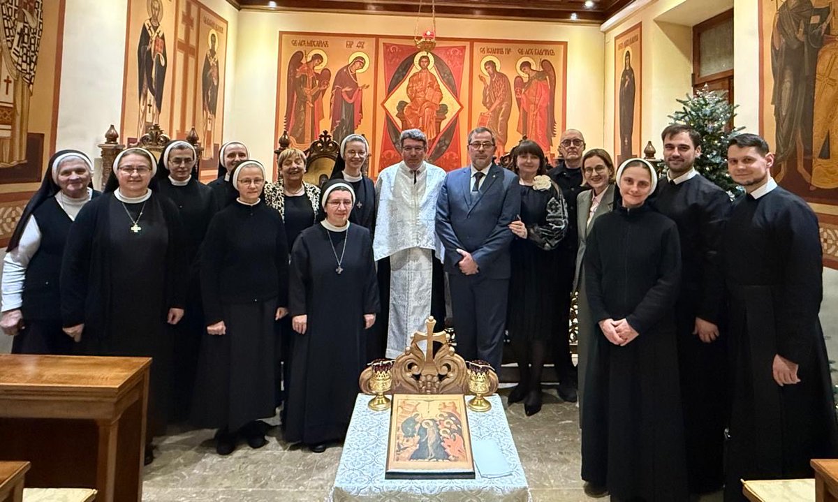 Lovely gathering at New Year’s meeting at the Generalate of the Sisters of Saint Basil the Great. With their fellow sisters in Ukraine they are providing humanitarian aid to people in Ukraine. They still have very warm memories of NL Minister’s <a href="/WBHoekstra/">Wopke Hoekstra</a>’s visit in March 2022.