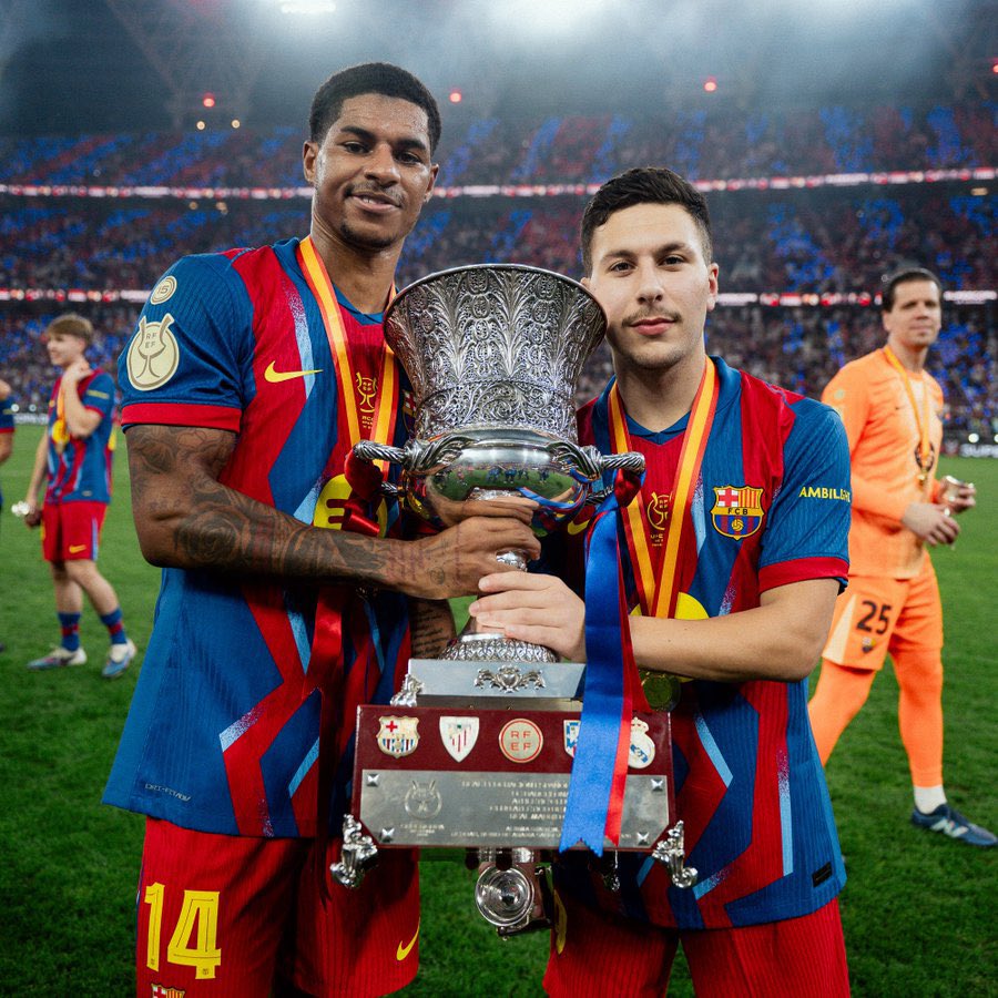 NJRMagic10's tweet image. Roony Trophy pics 💙💙💙💙💙❤️❤️❤️❤️❤️❤️❤️