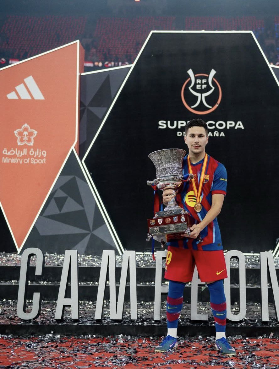 NJRMagic10's tweet image. Roony Trophy pics 💙💙💙💙💙❤️❤️❤️❤️❤️❤️❤️