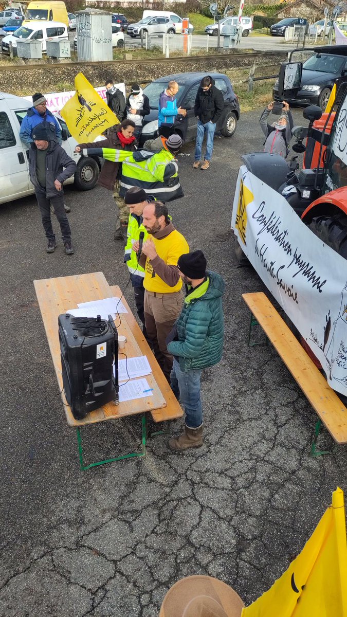ConfPaysanne's tweet image. #DNC #AccordUEMercosur : en #Savoie le blocage du dépôt pétrolier de Albens se poursuit depuis le 8 janvier. 📢✊🚜