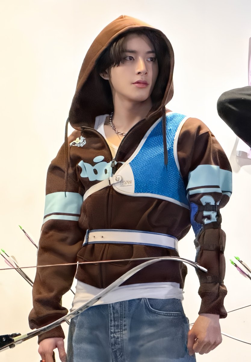 I knew i’d seen this before and yup…..  there’s really something about his posture 🔥