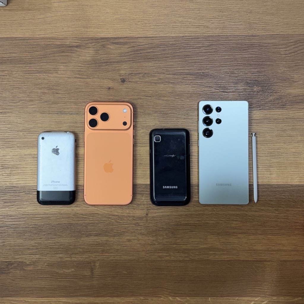 techdroider's tweet photo. iPhone vs Samsung

Nearly two decades of evolution in one frame.

We’ve come a very very very long way… https://t.co/W5k676nowk