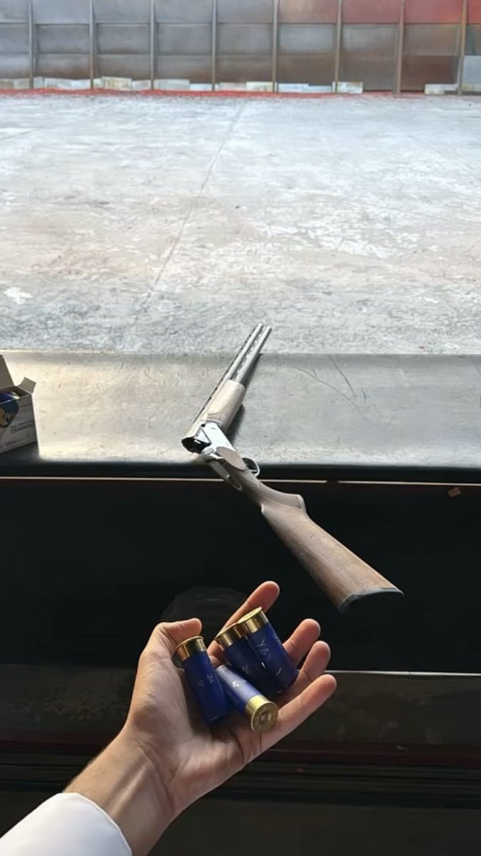 _ifheed's tweet image. صوبيني في سهوم عيونك الرمايه
واتركيني في سبيل الحب ابرر خوفي 

عاشقٍ قصة غرامي .. فالصدور روايه
بين عثرات الوصال وبين كثرت حسوفي .