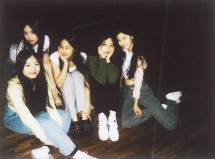 _hannibunch's tweet image. “newjeans will always be in my heart. each member, with sincerity.”

dont separate my family 💔😭