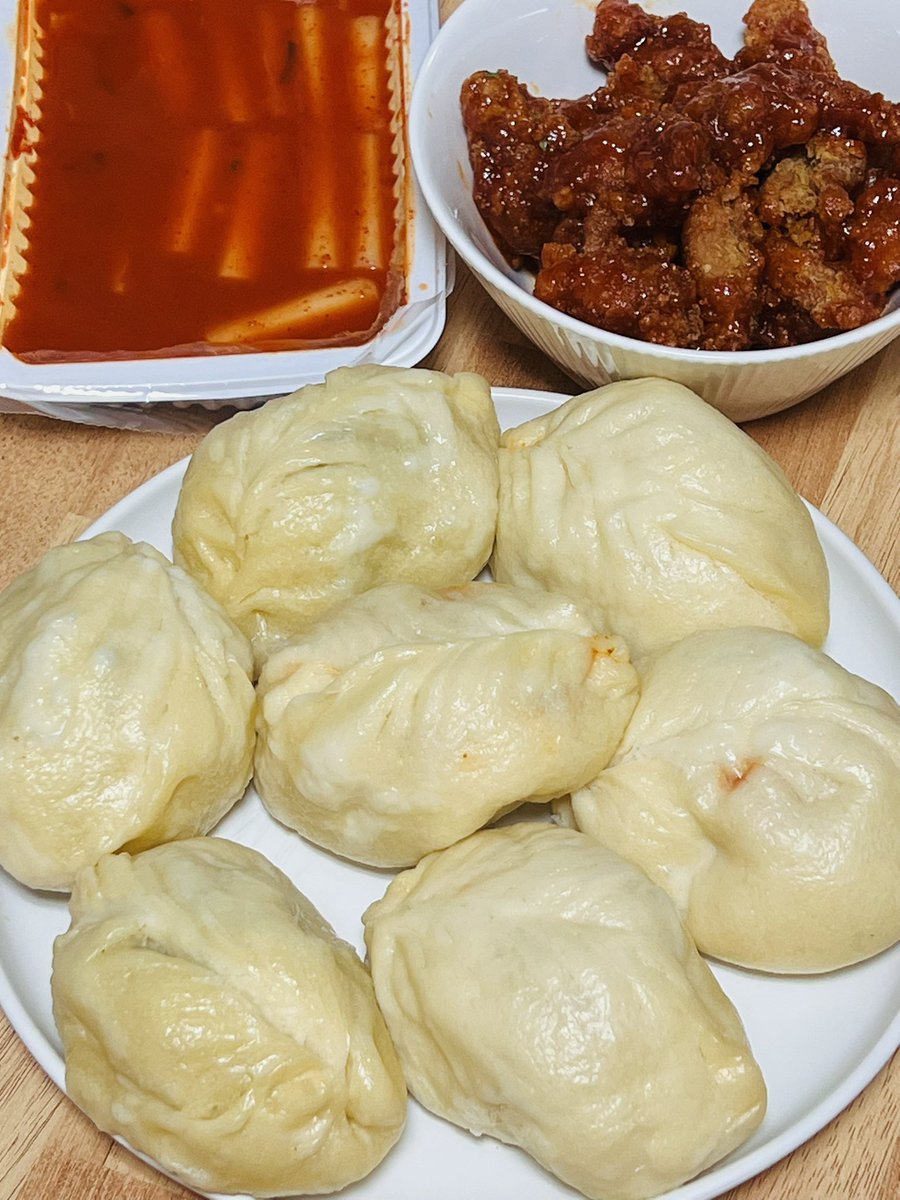 왕만두
떡볶이
양념치킨

이 만두 소문만 듣고 처음먹었는데
딱 맛잇게 맵고 맛있다