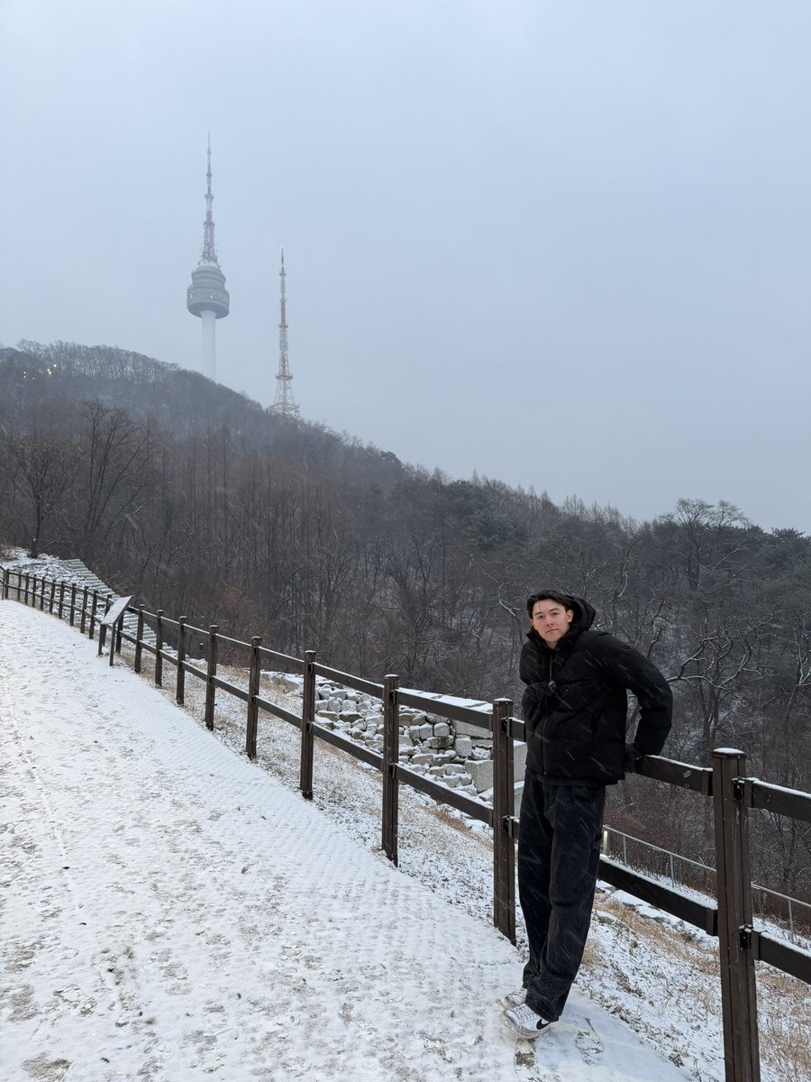 Cookiemanman's tweet image. Hiked to Seoul Tower ❄️