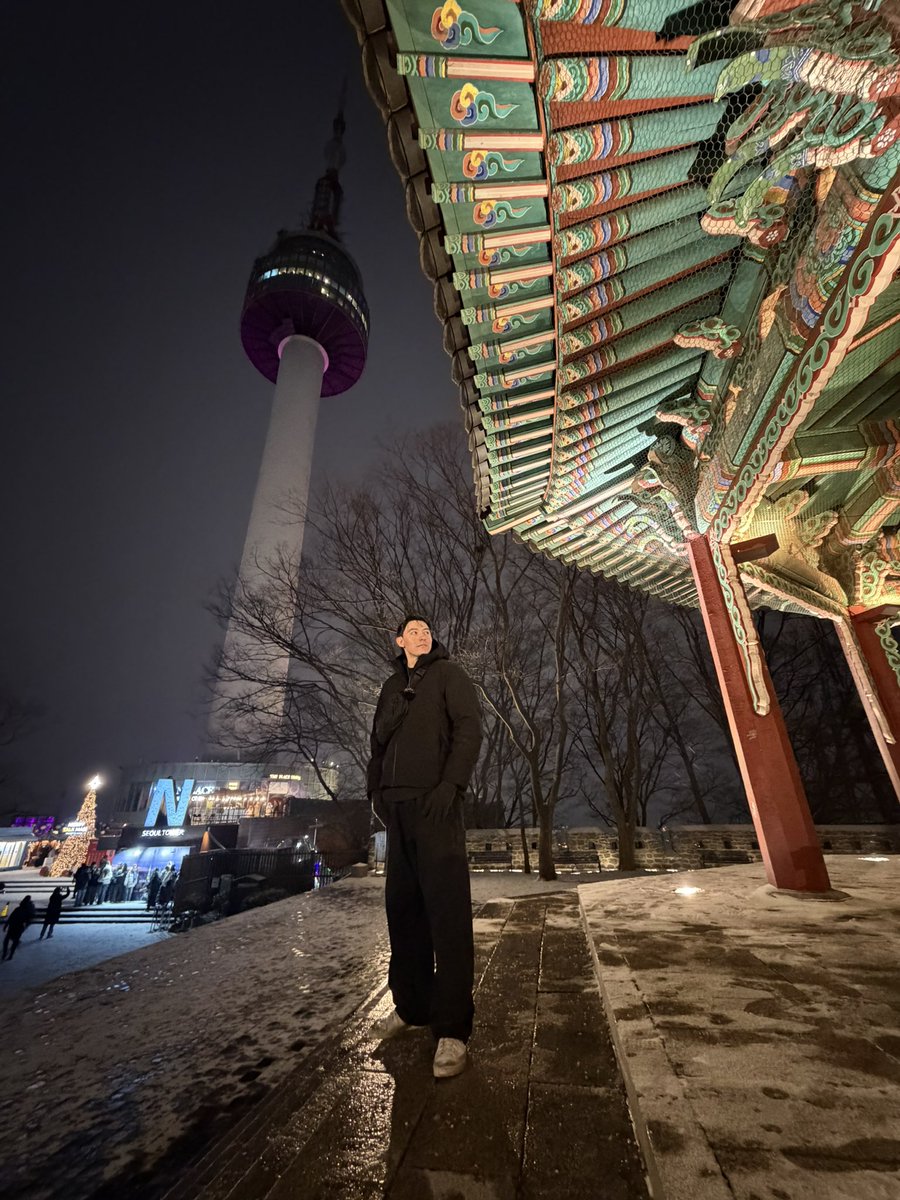 Cookiemanman's tweet image. Hiked to Seoul Tower ❄️