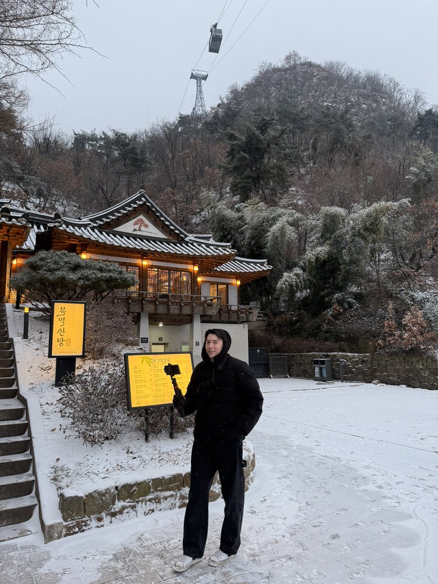 Cookiemanman's tweet image. Hiked to Seoul Tower ❄️