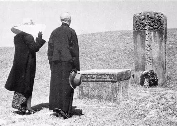 YesterdayLens's tweet image. 1949年，在败退台湾之前，蒋介石在江苏的祖先神社祭拜。