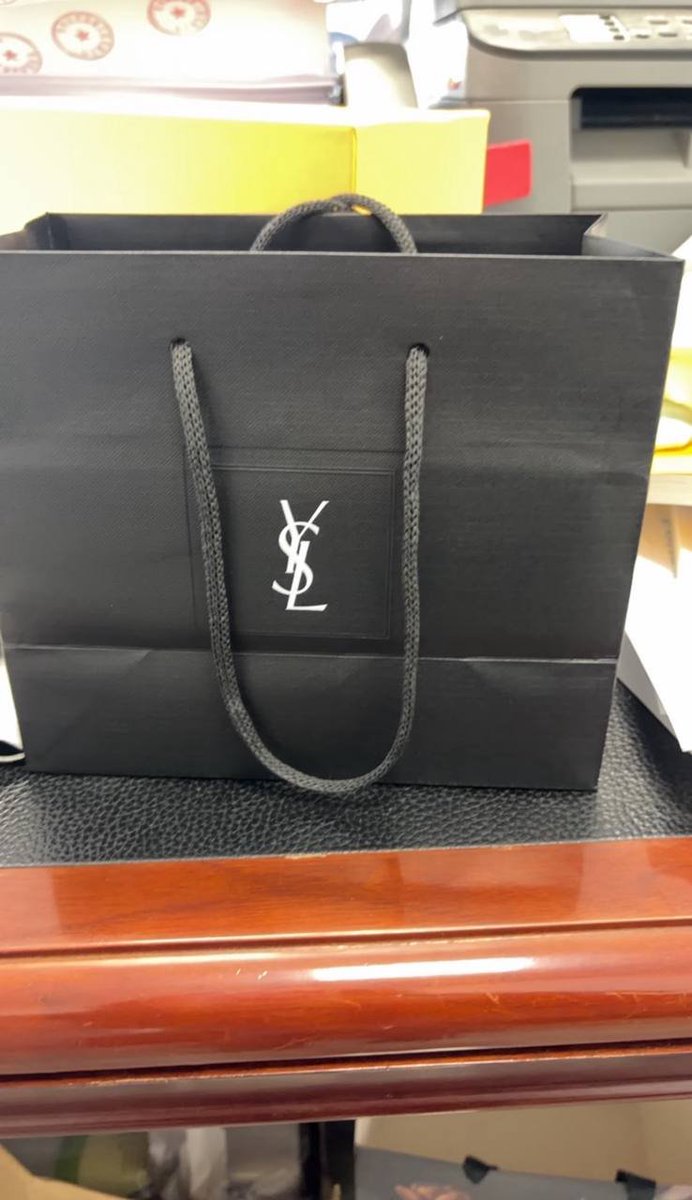 Suren43553199's tweet photo. 虽然已经三十多岁了，但是我依然热爱生活，喜欢自己

还爱臭美，爱买衣服，也喜欢收礼物
没有困在生活琐事里迷失自己
这算不算一种很好的状态呢？ https://t.co/ATXEdDf5ga