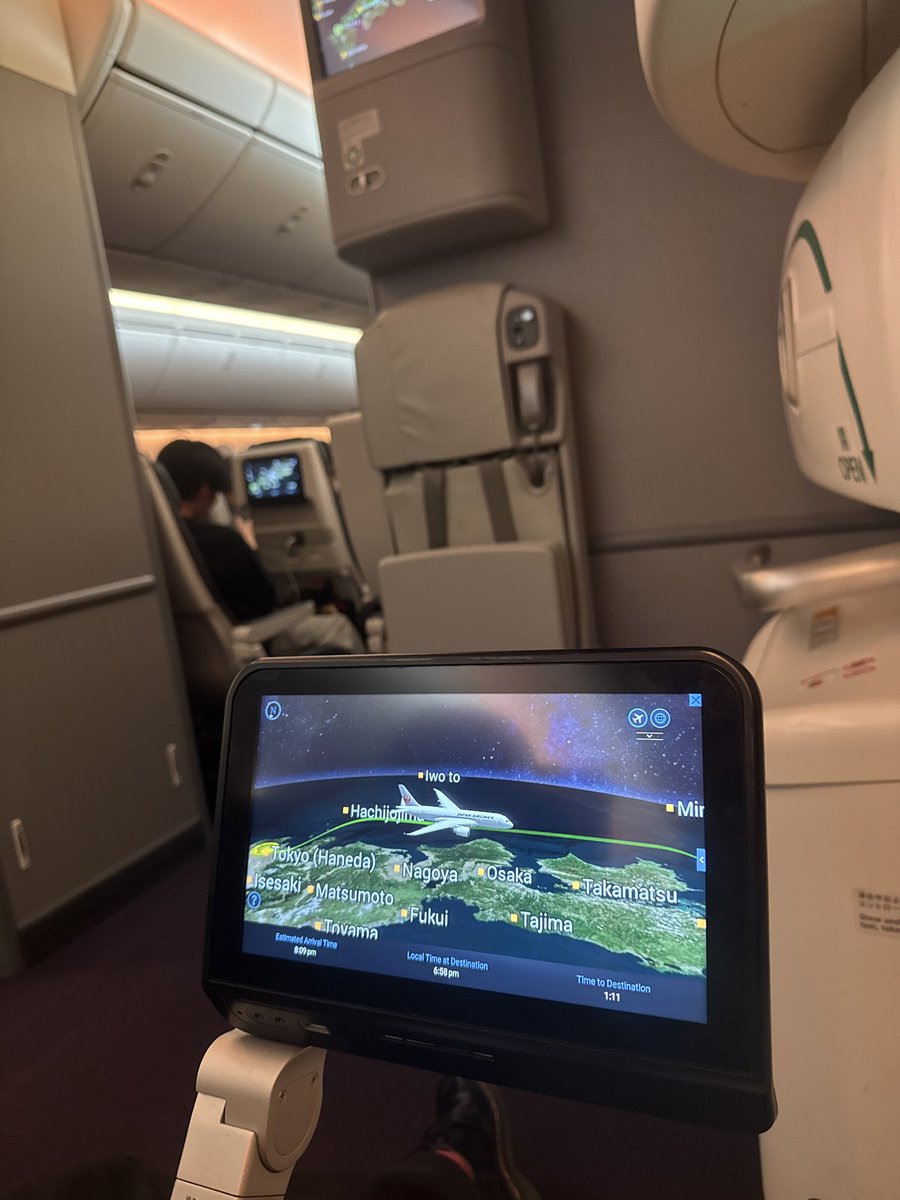 the_Chuo_Line's tweet image. A Happy Future, No Hurts 🐰

I have no true grievance
Only that from iron wings above
Warm clouds and shadowed skies spread
And the starlit streets I knew fade from memory

To seek a reason to live is beyond gentle knowing