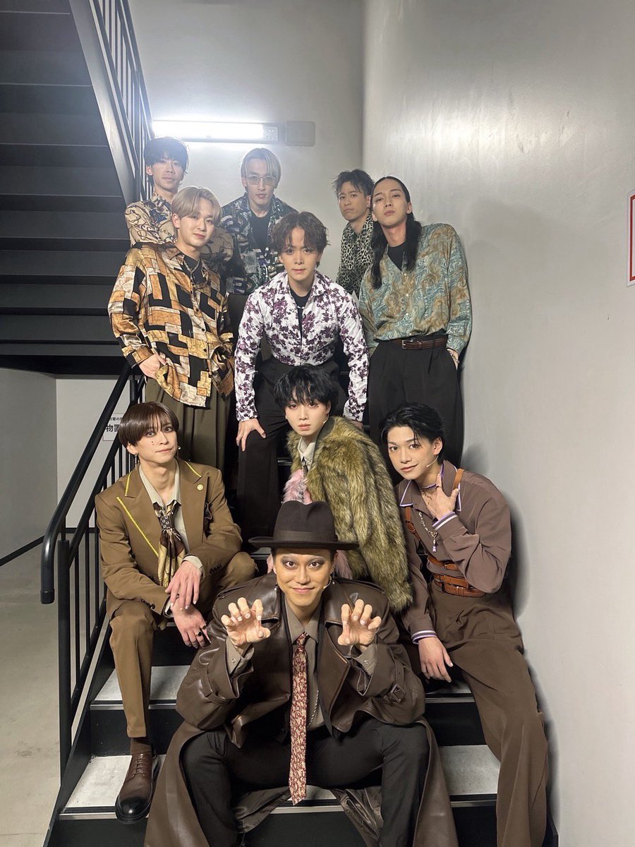 tera_revival's tweet photo. 「Club キャッテリア」
本日もマチソワご観劇ありがとうございました

舎弟たちも大集合ドッグマフィア🐕
マチネ公演ではイイトコ担当でしたが
とても楽しかったです
昨日の公演の後、エアガンを買うために街を駆け回った甲斐がありました◎

東京公演後半戦もよろしくお願いします https://t.co/uFPutqVihd