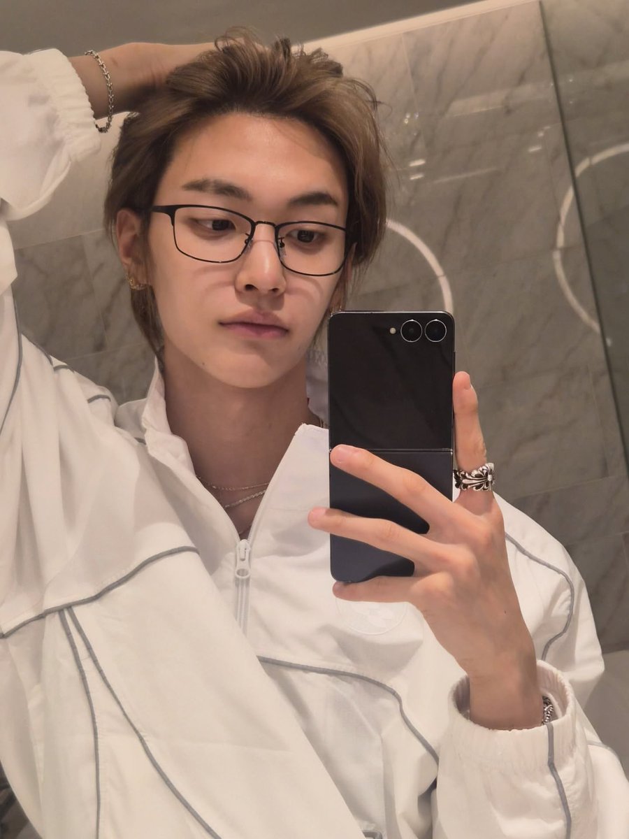 wonbinrpark's tweet photo. Winding down after today. Time to head to dreamland. 🌙 https://t.co/mck0BV4bwA