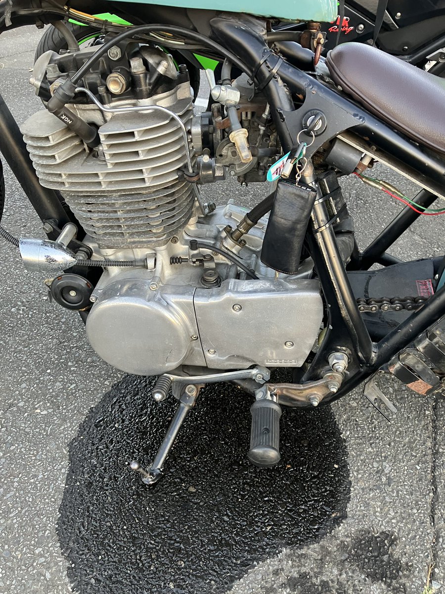 MagroTrpg's tweet photo. 今日は道端で困っていたバイク乗りさんを助けるなどして機嫌が良い。

かっこいいカスタムをしているsr400乗りさんでした。
しかしガソリンの漏れ、エグかった… https://t.co/MDsSgVfCFm