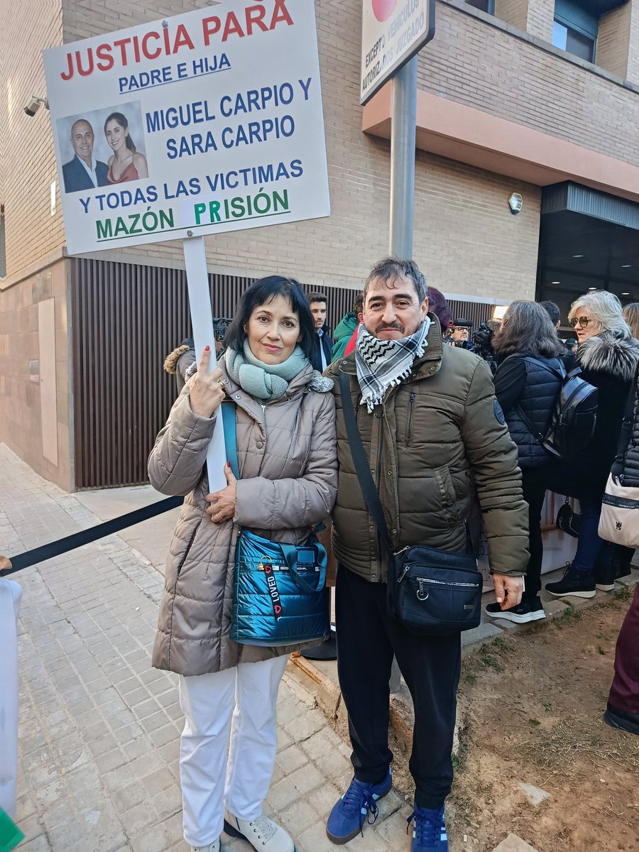 Os presento a Toñi, perdió a toda su familia el día de la dana, a su marido y a su hija.

He tenido una larga conversación con ella.
Después de casi 15 meses sigue sin poder pasar página porque se quedó sola en la vida.
Su hija trabajaba en la UCI con 24 años, con una vida por