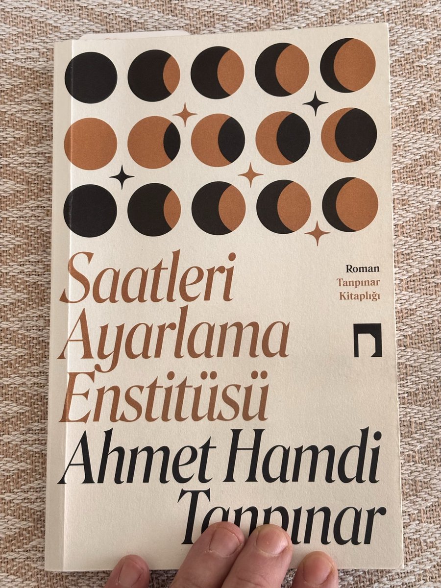 “Saatin kendisi mekan,yürüyüşü zaman,ayarı insandır...Bu da gösterir ki zaman ve mekan,insanla mevcuttur.”
Her okuduğumda şaşırtacak kitapların başında geliyor ❤️ 
#saatleriayarlamaenstitüsü #ahmethamditanpınar