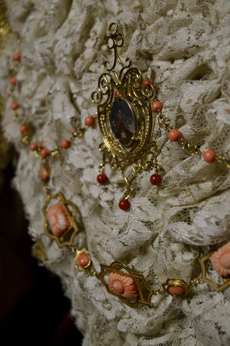 Concluido el tiempo de Navidad con la celebración del #BautismoDelSeñor, la Santísima Virgen del Carmen ha sido ataviada para el tiempo ordinario, estrenando manto de terciopelo burdeos y pañuelo realizado en antiguo encaje de brujas, donado en la pasada Misa de Navidad.