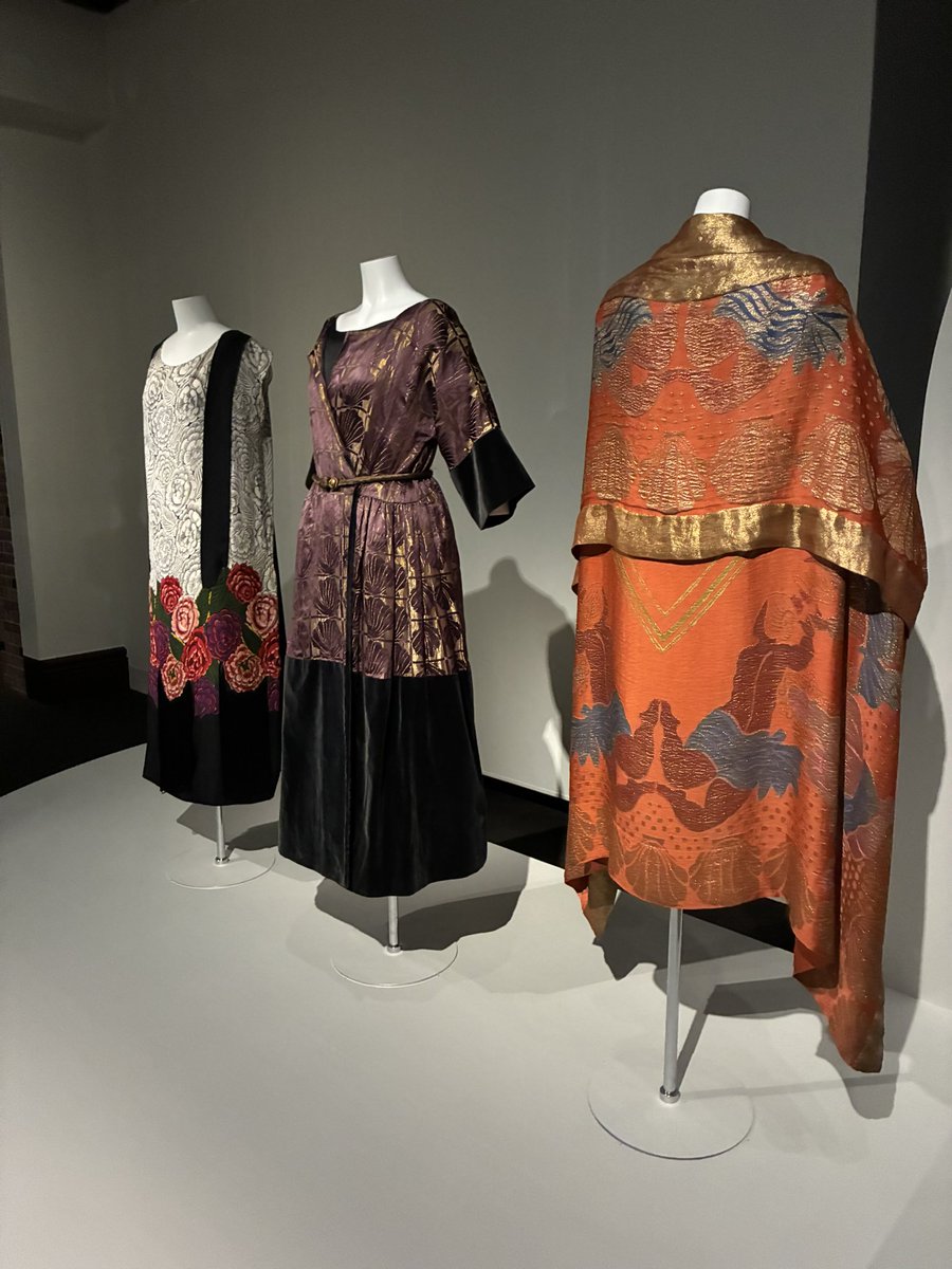 TARAMASA's tweet photo. #三菱一号館美術館 
#アール・デコとモード 展
行ってきました。
ここのところ、病みツイートばかり
だったので、少し気晴らしに。
1920年代のVogueの表紙の原画や
素敵なお洋服、ヒール｡
建物も凄く素敵でした😀

ご心配おかけして
本当に申し訳ありませんでした。
少しずつ前に進もうと思います。 https://t.co/Q9xMNtSka1