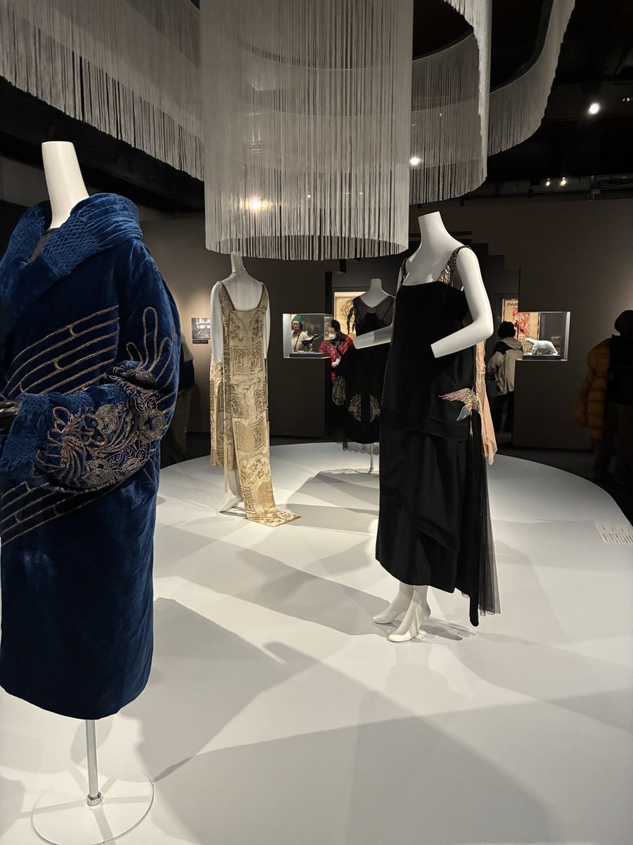 TARAMASA's tweet photo. #三菱一号館美術館 
#アール・デコとモード 展
行ってきました。
ここのところ、病みツイートばかり
だったので、少し気晴らしに。
1920年代のVogueの表紙の原画や
素敵なお洋服、ヒール｡
建物も凄く素敵でした😀

ご心配おかけして
本当に申し訳ありませんでした。
少しずつ前に進もうと思います。 https://t.co/Q9xMNtSka1