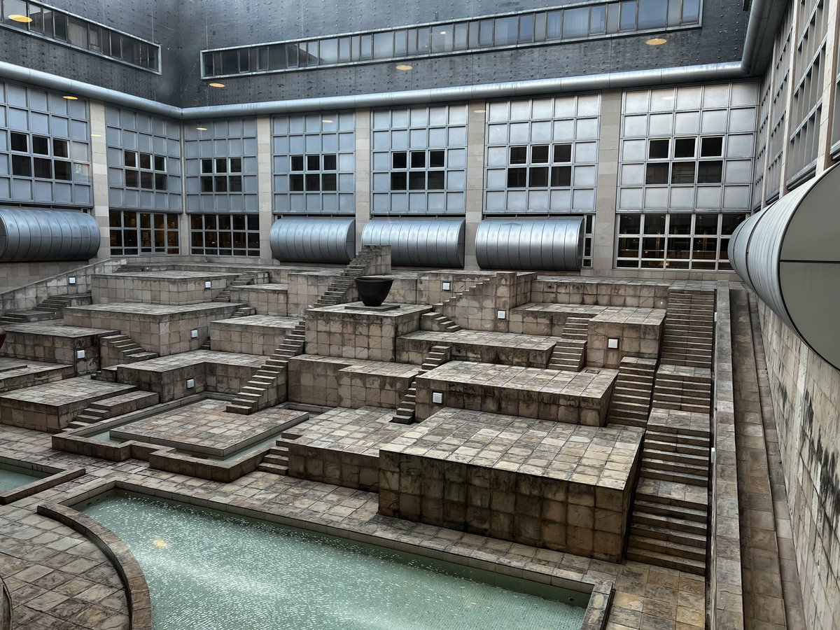 WANIGUNNSOU's tweet image. せっかく万博記念公園に来たので園内にある国立民俗学博物館も見に行ったんですが、あの「ダンジョンすぎる中庭」があるのがここだっていうのを現地で知って興奮で死ぬかと思いました。