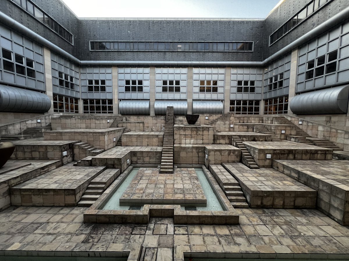 WANIGUNNSOU's tweet image. せっかく万博記念公園に来たので園内にある国立民俗学博物館も見に行ったんですが、あの「ダンジョンすぎる中庭」があるのがここだっていうのを現地で知って興奮で死ぬかと思いました。