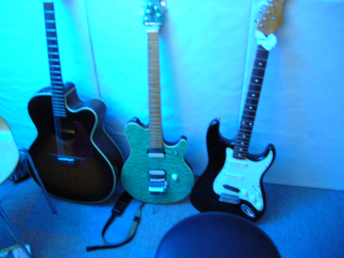 成人式ですか、そうですか。 ハタチの頃は、エレキギターは2本しか持っ