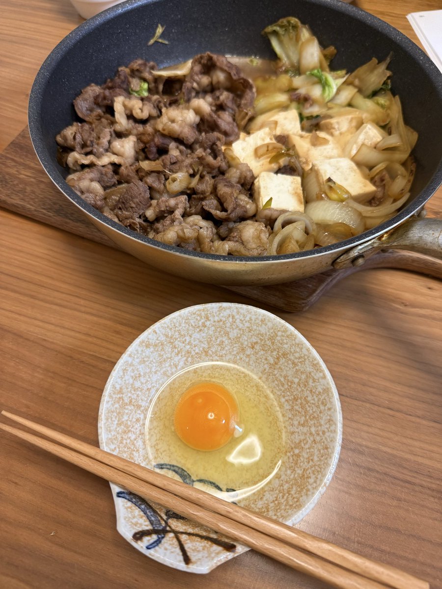 今日の晩御飯は年末用に作った割下が少し残っていたので、ロピアにて安い牛肉を調達してズボラすき焼きでした。肉は切り落としでしたが案外美味しかったです！