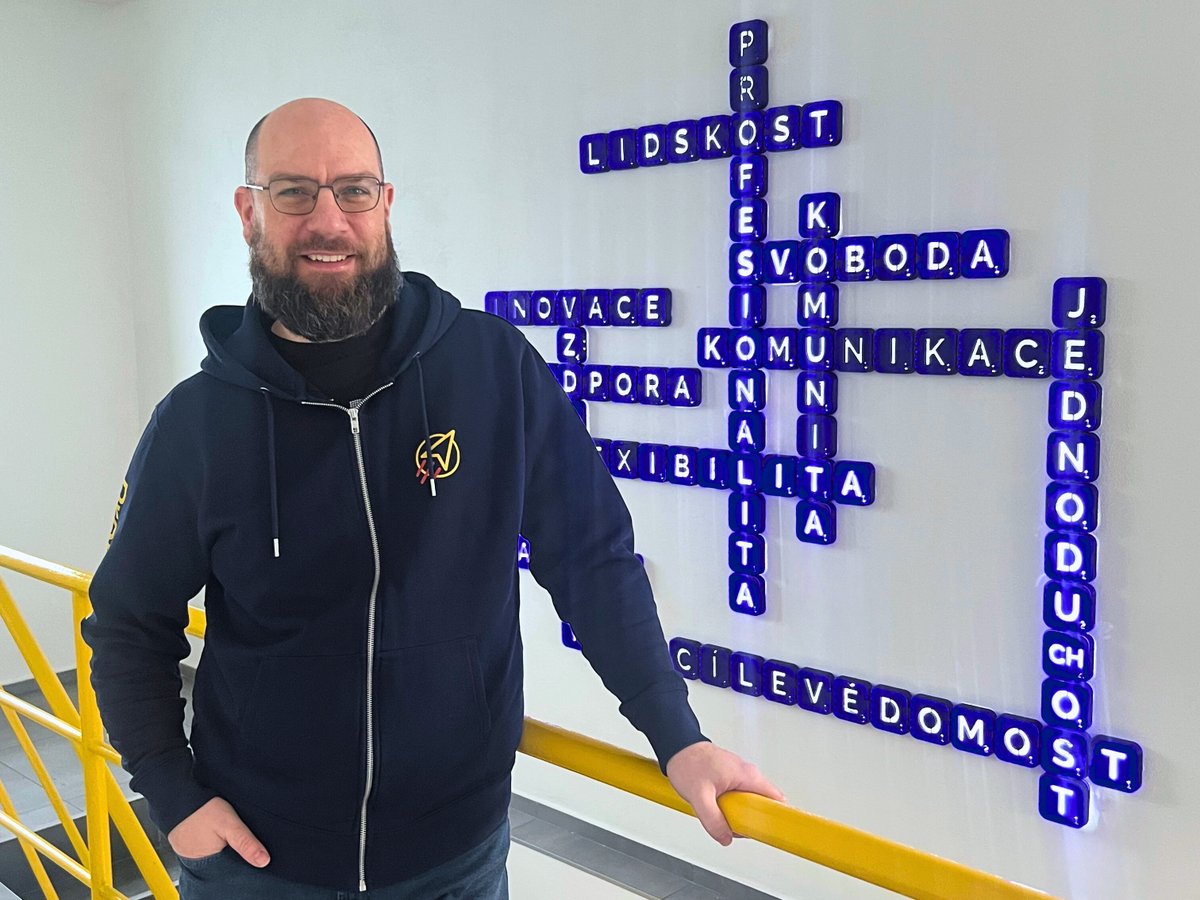 ProRocketeers's tweet photo. U nás nejsou firemní hodnoty jen slova – žijeme je každý den. 🚀
Náš kolega Martin Hurník #JavaDeveloper vytiskl téměř 100 písmen našich hodnot na 3D tiskárně – dnes září nad schodištěm ostravské základny. ✨
Přečtěte si celý příběh: https://t.co/wTXiw8YPDo 👈

#Raketaci https://t.co/2DXF9Ol30H