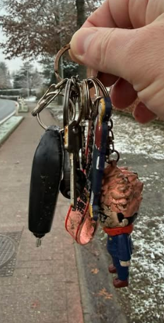PZWLW's tweet photo. Sleutels gevonden | Op maandag, 12/01 werd in de Eekhoekstraat #Laarne een sleutelbos gevonden. Is die van u? Bel naar 093690025 en verwijs naar de melding 376/26. #pzwlw4 #pzwlw0 –T- https://t.co/JeTwtkhrjG