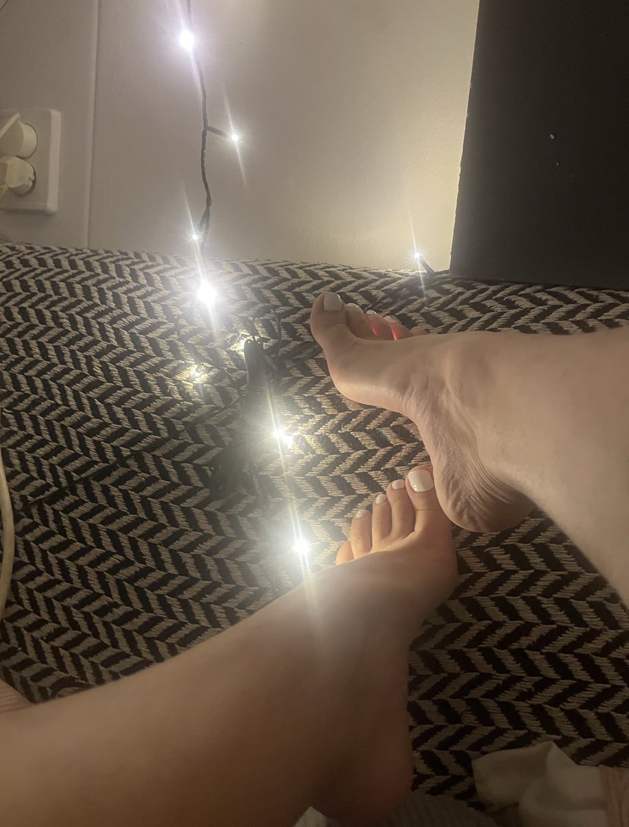 LittleToeGodis's tweet photo. Goedemorgen losers 😈 

Vergeet je customs niet te kopen, ik wacht 🫴🏾

Findomnl Feetworship FindomUK Loyalfans https://t.co/fGbE431KcV