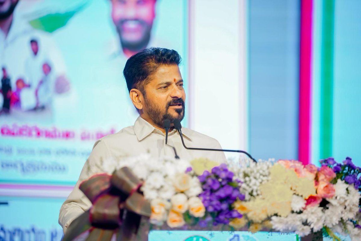 revanth_anumula's tweet photo. ప్రజా ప్రభుత్వంలో మా ప్రతి ఆలోచన, ప్రతి పథకం మానవీయ కోణంలో ఉంటుంది. తెలంగాణ ప్రజలందరికీ సామాజిక న్యాయం, సమాన అవకాశాలు కల్పించాలన్న సంకల్పంతో పని చేస్తున్నాం. దివ్యాంగులు, ట్రాన్స్ జెండర్లు, నిస్సహాయులైన వృద్ధుల సంక్షేమానికి భరోసా ఇచ్చేలా పథకాల రూపకల్పన చేశాం. మాకు మా ప్రభుత్వం అండగా ఉందన్న నమ్మకం నిస్సహాయులకు కల్పిస్తున్నాం. ఆ క్రమంలోనే ఈ రోజు ప్రజా భవన్ లో రూ.50 కోట్లు కేటాయించి దివ్యాంగులకు సహాయ ఉపకరణాలను అందించే కార్యక్రమానికి శ్రీకారం చుట్టాం. వాళ్లంతా ఈ ప్రభుత్వానికి కుటుంబ సభ్యులు. పోటీ సమాజంలో ధైర్యంగా నిలదొక్కుకునేలా వారికి విద్య, ఉద్యోగాల భర్తీలో కోటాను కేటాయిస్తున్నాం. దివ్యాంగుల వివాహానికి రూ.2 లక్షలు అందించాలని నిర్ణయించాం. క్రీడల్లో దివ్యాంగులను ప్రోత్సహించాలని పారాలింపిక్స్ లో విజయం సాధించిన అమ్మాయికి ఉద్యోగం ఇచ్చాం. ప్రతి దివ్యాంగుడు జైపాల్ రెడ్డి గారిని స్ఫూర్తిగా తీసుకుని జీవితంలో ఉన్నత శిఖరాలకు ఎదగాలి.

రాబోయే మున్సిపల్ ఎన్నికల్లో కో ఆప్షన్ మెంబర్ గా ఒక ట్రాన్స్ జెండర్ ని నామినేట్ చేయాలని సూచిస్తున్నా. వారి సమస్యల పరిష్కారం కోసం వాళ్లే గళం విప్పేలా వారికీ రాజకీయ ప్రాతినిధ్యం ఇవ్వాలి.

వయోవృద్ధులు మన ప్రభుత్వ కుటుంబ సభ్యులే. వారి సంక్షేమం కోసం  “ప్రణామ్” పేరుతో డే కేర్ సెంటర్లను ఏర్పాటు చేయబోతున్నాం. ప్రభుత్వ ఉద్యోగులు తమ తల్లిదండ్రులను నిర్లక్ష్యం చేస్తే ప్రతీ నెలా జీతంలో 10 శాతం నేరుగా తల్లిదండ్రులకు అందించేలా చట్టం తెస్తాం. 

ఈ ప్రభుత్వానికి ధర్మ గంట ఉంది. ఎవరు ఏ సమస్యలు చెప్పినా విని పరిష్కరిస్తుంది.

#PranamDayCare
#PrajaPrabhutvam
#TelanganaModel