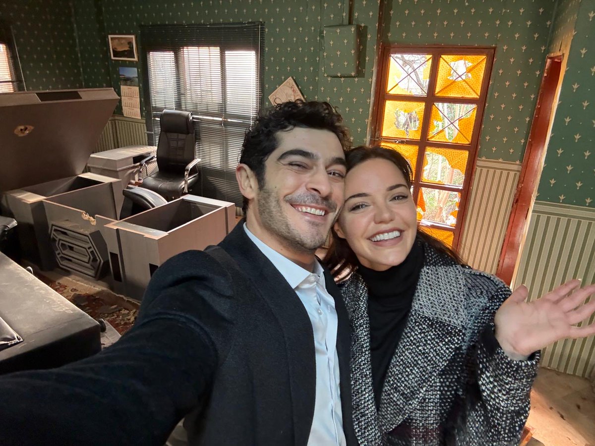 sahtekarlartv's tweet photo. Asya ve Ertan’ın çocuklarına göstereceği o fotoğraf 📸❤️‍🔥 #AsTan

Yeni bölüm Pazar 20.00’de @nowtvturkiye’de!

#Sahtekarlar tüm bölümleriyle Disney+’ta! @disneyplustr @nowtvturkiye @ayyapim https://t.co/PHtY22h9hY