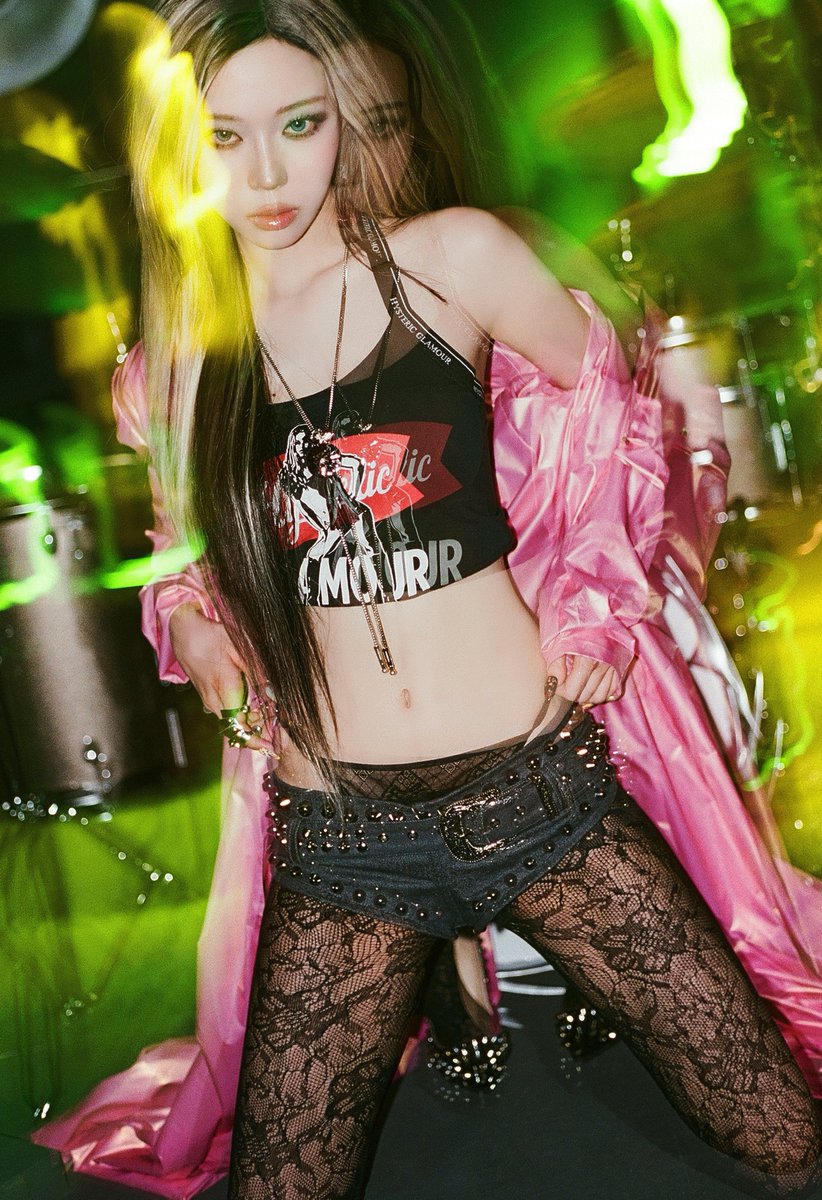 joyminjeong's tweet photo. giving her the straps was actually crazy https://t.co/5GPD8MPOEP