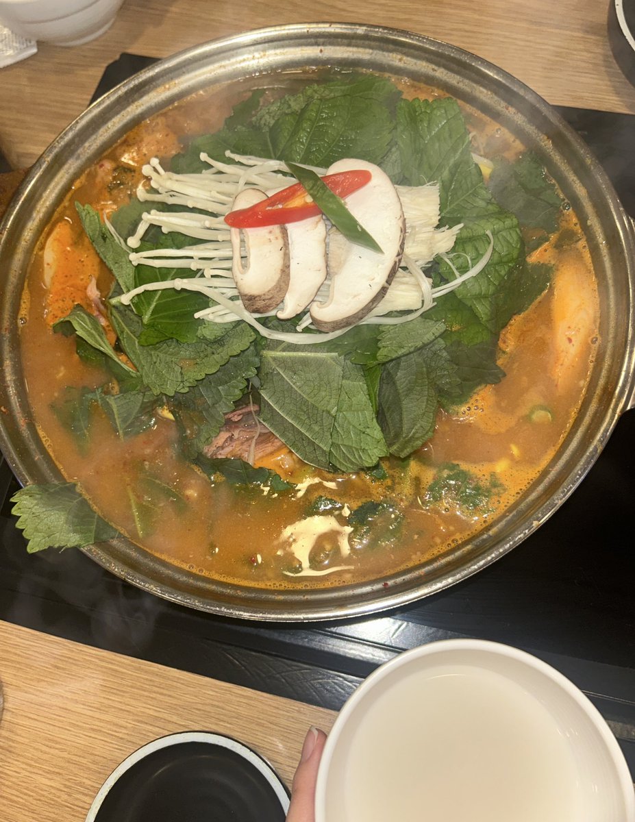 snfndtl's tweet image. 월요일부터 힘들어서 감자탕에 막걸리 때려붓는 여자 ㅇㄸ?