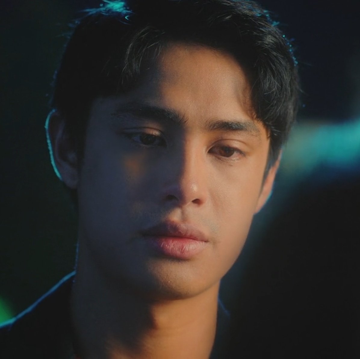 marueyaa's tweet photo. “mahal mo lang ako                     “masaya na ako sa
  kapag masaya tayo”                    patak-patak” https://t.co/vKb49RbOGu