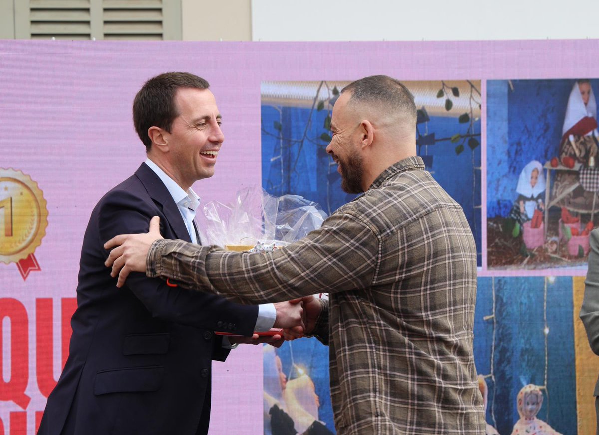 AFEDECO's tweet photo. Casi 40 años de creatividad, pasión y constancia han llevado a Joaquín Aguilar Vázquez, al frente de Joaquín Perruquer en Algaida, a conquistar el primer premio del III Concurso de Escaparates de Navidad del Consell de Mallorca.
#concursodeescaparates #comerciolocal https://t.co/GKZgzjqxSX