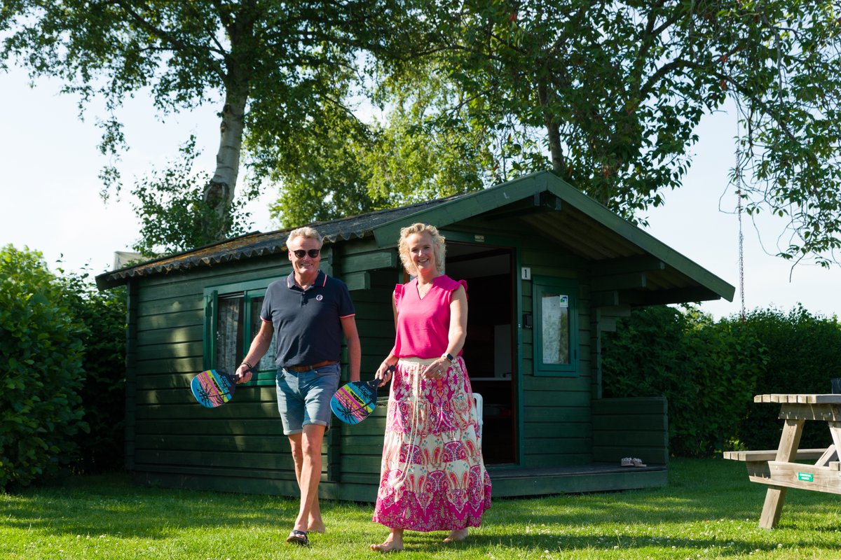 🌧️ Het is nog koud en nat, maar perfect om alvast te dromen van zonnige dagen! ☀️ Recreatiepark Aalsmeer biedt alles voor een fijn verblijf. Met plekken aan het water geniet je van het mooiste uitzicht. Zin in een zomer vol bloemen, water en gezelligheid? Ontdek Aalsmeer! 🌸