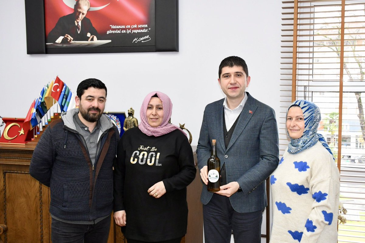 📌 İlçemiz Etyemez Mahallesinde zeytin üretimi yapan, bölgemizde örnek teşkil eden çalışmalarıyla dikkat çeken Nurcan Ayaş ve Nuran Işık kardeşler, Kaymakamımız Sayın <a href="/Fatih_Kayabasi/">Fatih Kayabaşı</a> ’yı makamında ziyaret etti.

➡️ Yaklaşık 45 yaşındaki zeytin ağaçlarından oluşan bahçelerinde, el