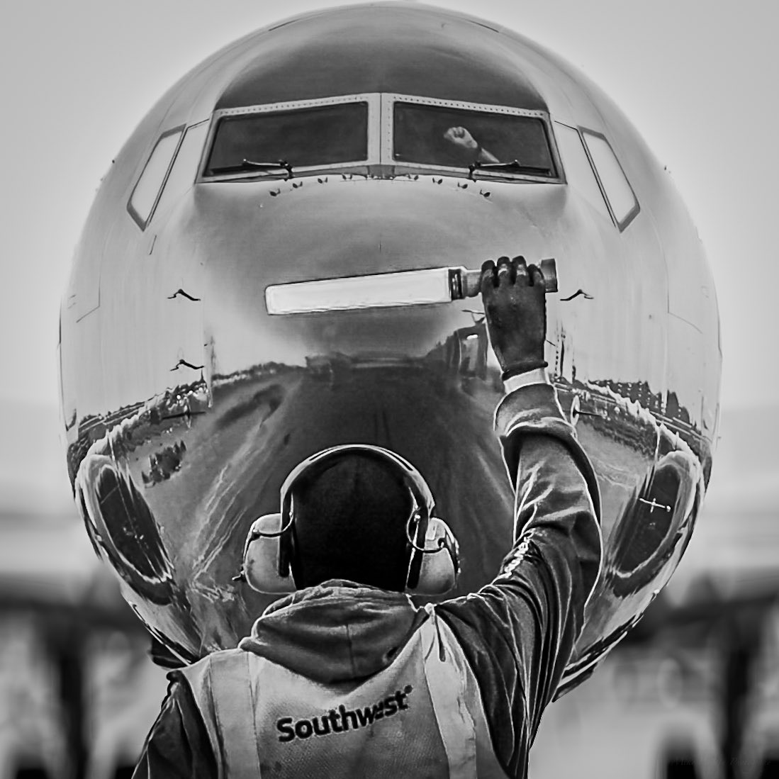 MikePeralta8's tweet image. Carl Krason providing the Brakes Set hand signal. SJC. @SouthwestAir 

#SouthwestAirlines 
#southwestheart
#SWApic