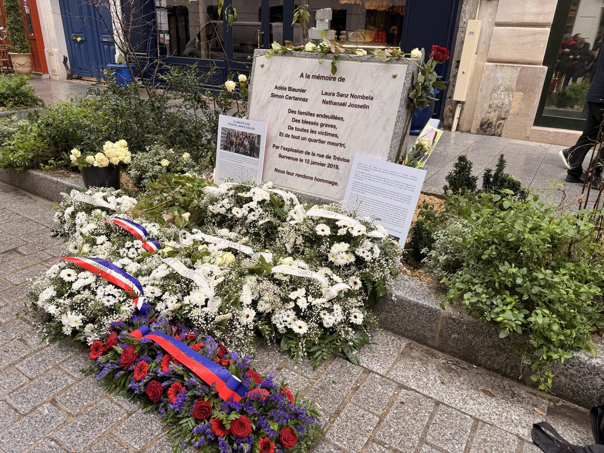 L’inauguration de la stèle : 

Nous remercions <a href="/dburkli/">Delphine Bürkli</a> , à nos côtés depuis le 1er jour. Cette stèle est là pour rappeler que sous ce sol piétonnier, il y a 4 vies fauchées et plus de 300 blessés. Rien ne reconstruira ce qui a été détruit ce matin-là. 

#ruedetrevise