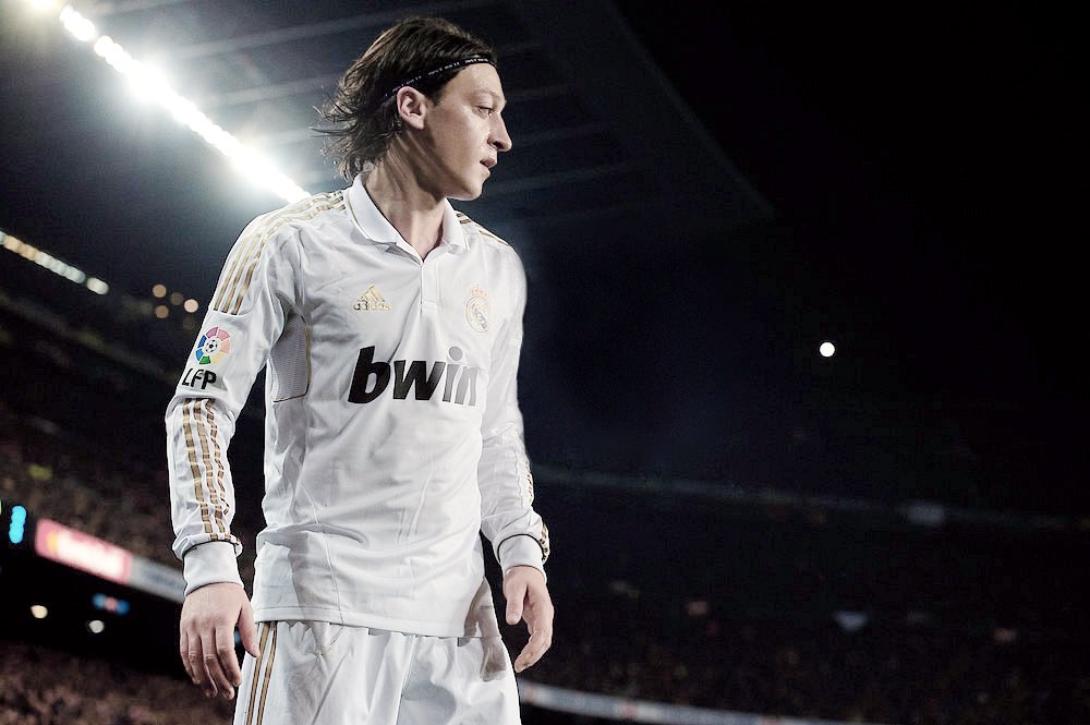 そう語るセスクは10番と8番に飽き足らず，スペイン代表で偽センター