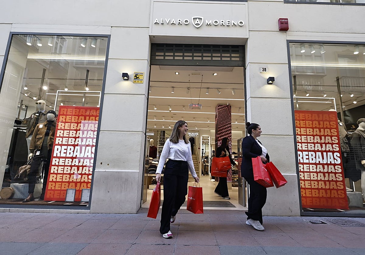 DiarioSUR's tweet image. 🔶 SUR+ 📰 De la #Navidad a las rebajas: no hay tregua para el bolsillo. ✍ @NuriaTriguero 📷 @borisalas ➡️ diariosur.es/malaga-capital…