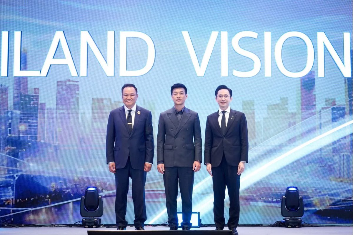 การแสดงวิสัยทัศน์ในวันนี้ คือการมองไปอีก 10 ปีข้างหน้าว่า วิสัยทัศน์ของผมและพรรคประชาชนก็คือการที่ทําให้ประเทศไทยไม่มีสีเทา สังคมไทยเท่าเทียมกัน ประเทศไทยเท่าทันโลก 
.
โจทย์ของพรรคประชาชนในวันนี้จะไม่ได้เป็นเพียงแค่สโลแกนในการเลือกตั้ง 2 ปีที่แล้ว