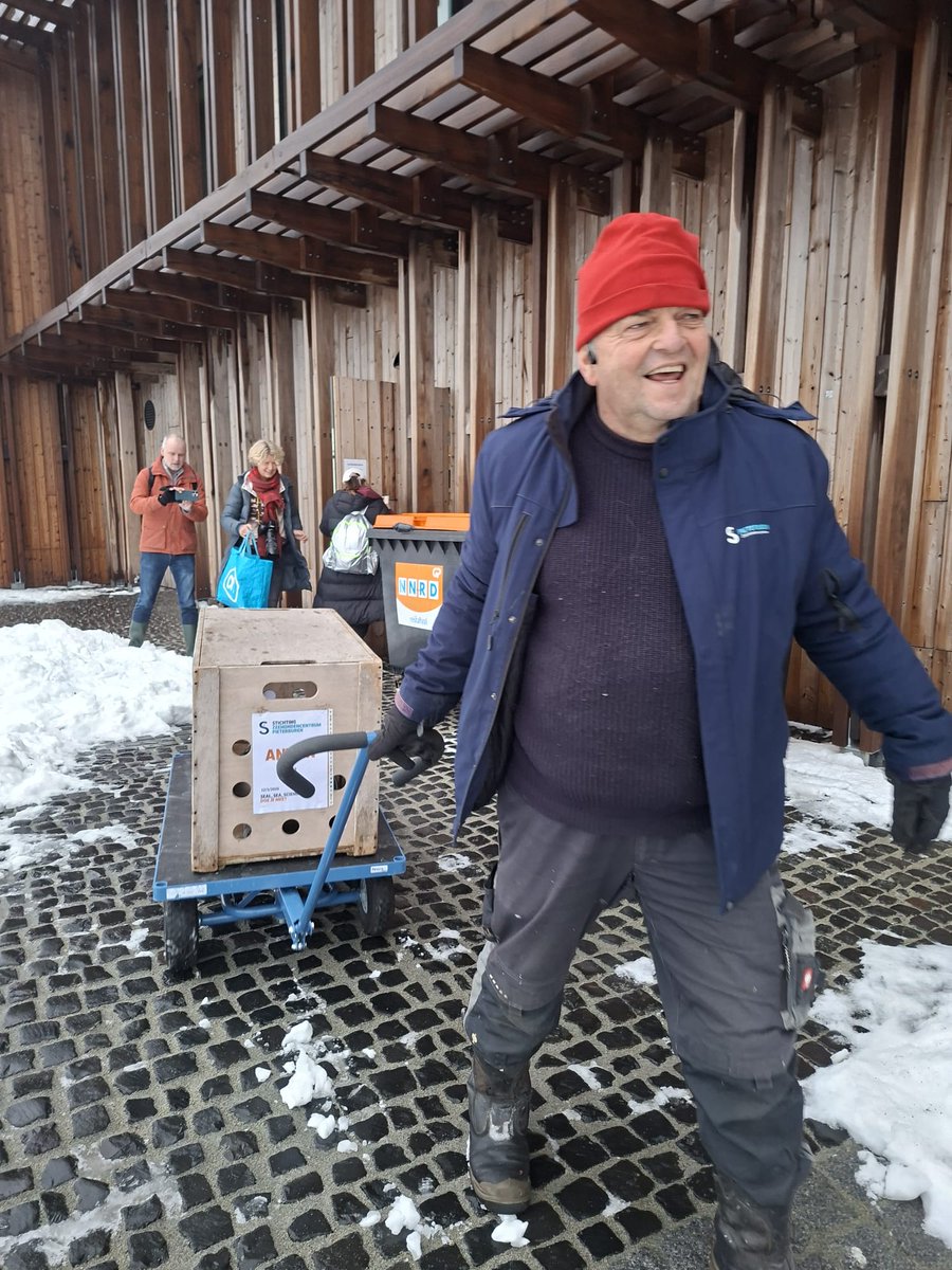 Did you know that seal Anton is named after the regular captain of our release boat? Human Anton helped us to release hundreds of seals with his boat Happy Seal. Here he is, taking seal Anton to the boat this morning.

Thanks Anton! 🙏👏