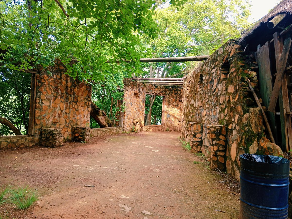 Just some of the abandoned buildings for you to shoot at....

#fixer #filminglocation #moviemaker #filmindustry #filming #movieproducer #director #locationshoot