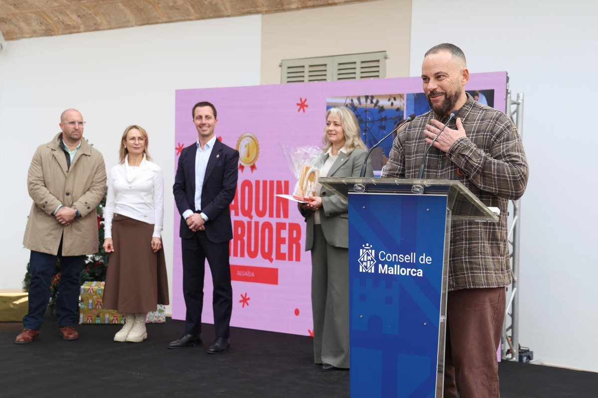 AFEDECO's tweet photo. Casi 40 años de creatividad, pasión y constancia han llevado a Joaquín Aguilar Vázquez, al frente de Joaquín Perruquer en Algaida, a conquistar el primer premio del III Concurso de Escaparates de Navidad del Consell de Mallorca.
#concursodeescaparates #comerciolocal https://t.co/GKZgzjqxSX