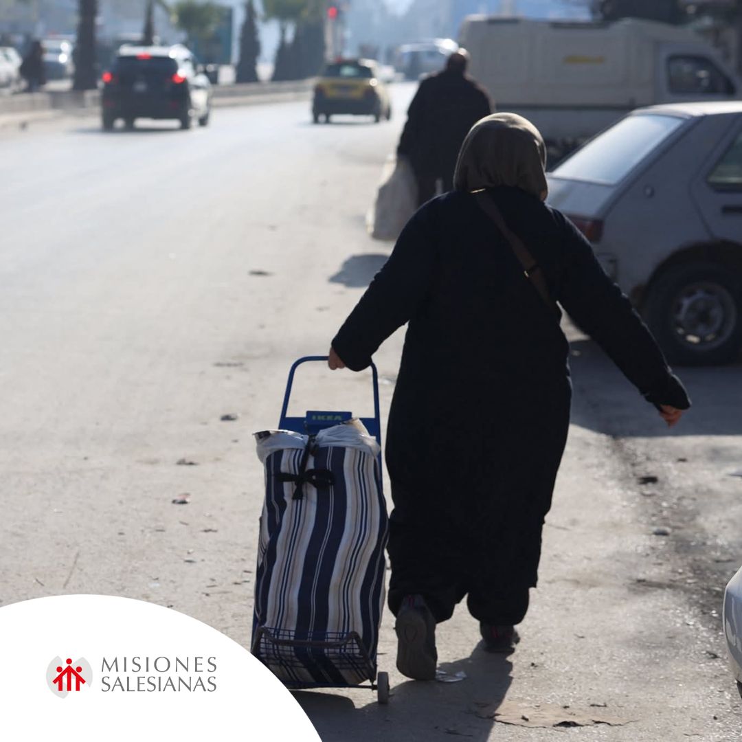 MSalesianas's tweet image. #NoticiaMS | Nueva ola de violencia en #Alepo.
Los enfrentamientos en el norte de #Siria han causado miles de desplazados.
Por seguridad, la obra salesiana de Don Bosco ha cerrado temporalmente.
La incertidumbre golpea de nuevo a menores y familias.
👉 f.mtr.cool/zbpmrybcik