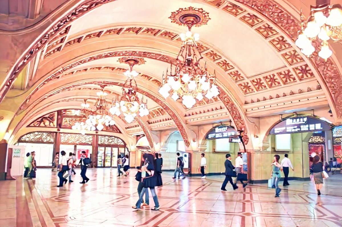 osaka_nakagawa's tweet image. 「もう一度！」
2030年代完成をみるであろう(?)新生阪急梅田駅。大改造後、またこの世界観を見たい人いませんか？えー私は見たいです。
過剰とも言えるぐらい豪華絢爛で唯一無二な芳醇な世界。2005年に姿を消しもう20年。つまり新成人以降は知らない世界観。

どこか一部だけでもいい！戻っておいで！