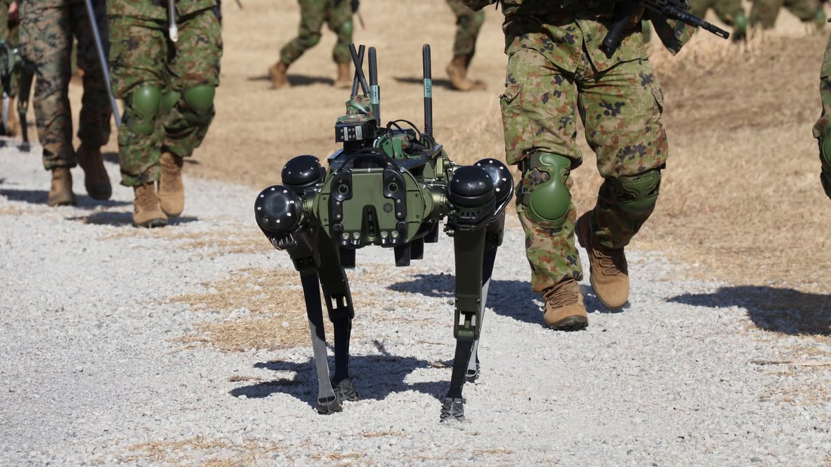 一般公開空挺初降下訓練
犬型ロボット第一線に配備されてた。訓練展示でお目見え
私は小泉進次郎閣下撮影すべく大臣天幕前に陣取る^_^