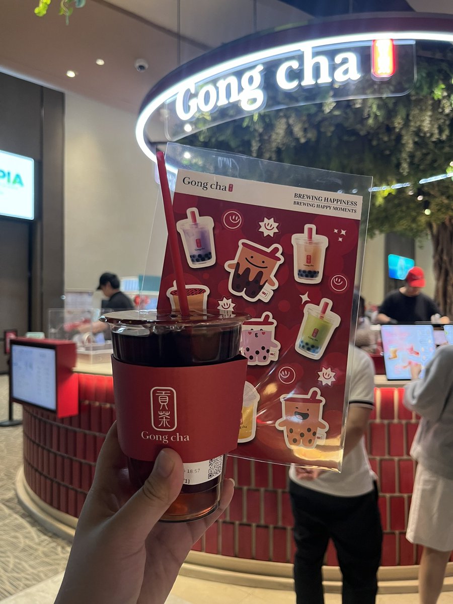 Cherrycoffeeme's tweet image. ทุกคนนนน ร้าน 『Gong Cha』 มาเปิดที่พารากอนแล้วล่ะ!

ก็คืออยู่ในโซน Nextopia ชั้น 5 ฟังเพลงไปจิบชาไป นับว่าดี นับว่าดี

ส่วนตัวไม่รู้ว่าต้องกินอะไร เลยลองสั่งชาใสแบบไม่หวานมา รสชาติก็เป็นชาเฉยๆ (.__. แต่ร้านนี้เหมือนจะดัง + คนเยอะตลอดเลย

ใครมีเมนูอะไรแนะนำก็บอกได้ เดี๋ยวไปลอง